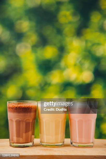 erdbeer-, schokoladen- und bananenmilchshakes - schokobanane stock-fotos und bilder