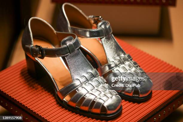silver colored leather shoes - schuh im metallic look stock-fotos und bilder