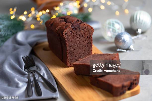 灰色のクリスマステーブルの上にチョコレートケーキのスライス。 - christmas cake ストックフォトと画像