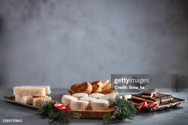 bonbons typiques pour noël en espagne-turron, beurré et poussiéreux - polvorón photos et images de collection