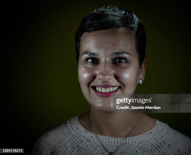 confident woman against black background - portrait professional dark background stock-fotos und bilder