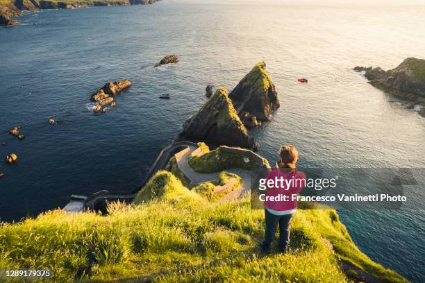 woman at dunquin pier, ireland. - beautiful irish person stockfoto's en -beelden
