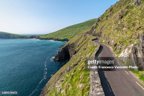road at slea head, dingle peninsula, ireland. - anillo de kerry fotografías e imágenes de stock
