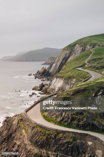 road at dunmore head - devil horns, ireland. - verwaltungsbezirk county kerry stock-fotos und bilder