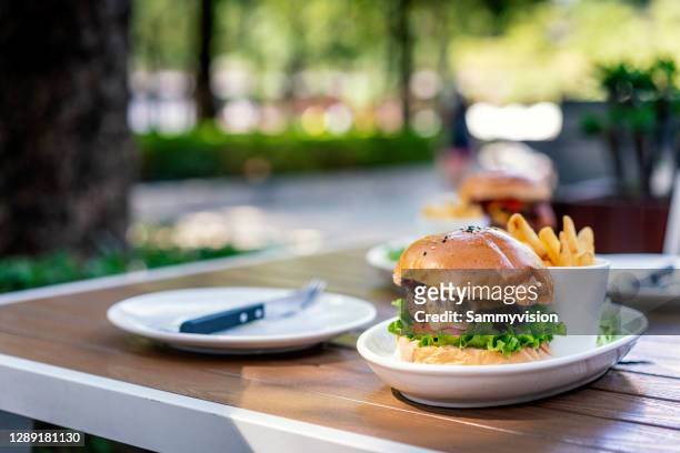 beef burger set meal on wooden table - bacon cheeseburger stock-fotos und bilder