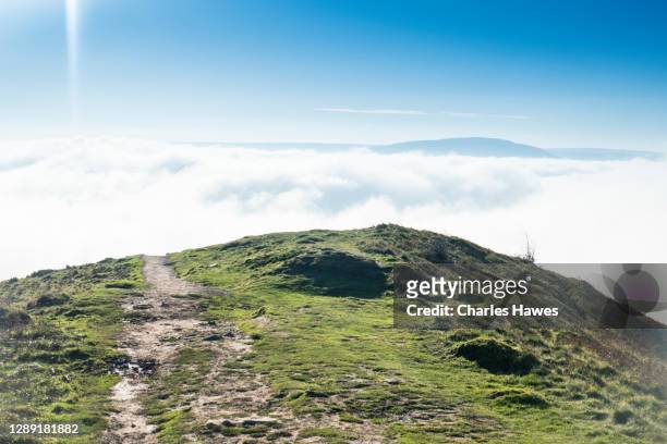 cloud inversion and view to distant hills;image taken from the skirrid in monmouthshire, south wales, uk. november - inversion_(meteorology) stock-fotos und bilder
