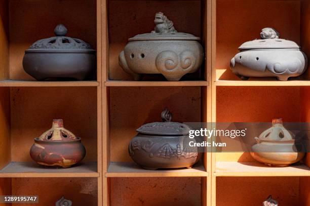 chinese style tea cup list on wooden shelf - 中国茶 ストックフォトと画像