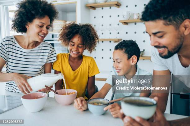 gelukkige familie die ontbijt thuis heeft. - milk family stockfoto's en -beelden