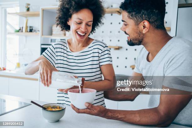 pareja desayunando en casa. - corn flakes fotografías e imágenes de stock