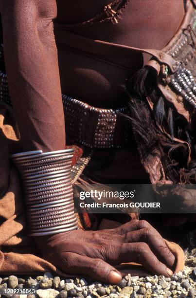 Détail d'un avant-bras d'une femme Himba avec un bracelet le 11 juin 2004, Namibie