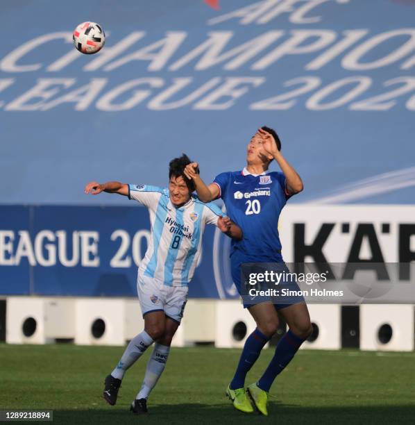 Kim Shin-wook of Shanghai Shenhiua and Jin-Ho Sin of Ulsan Hyundai battle for a header during the AFC Champions League Group F match between Shanghai...