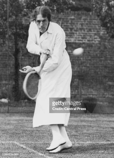 Dorothea Lambert Chambers of Great Britain during the Women's Challenge round match against Suzanne Lenglen of France at the Wimbledon Lawn Tennis...