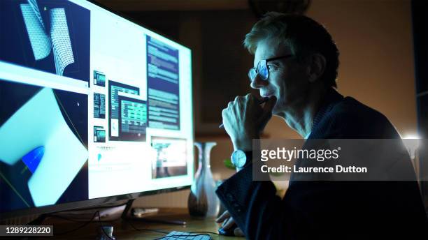ingeniero de diseño de trabajo nocturno - software de computador fotografías e imágenes de stock