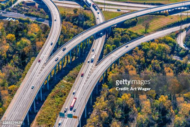 snelweg samenvoegen antenne - divided stockfoto's en -beelden