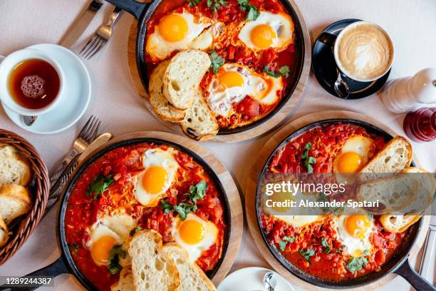 shakshuka served in frying pan, directly above view - cucina del medio oriente foto e immagini stock