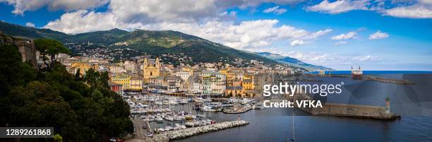 de oude haven (vieux-port) van bastia, corsica, frankrijk bekeken vanuit terra-nova - bastia stockfoto's en -beelden