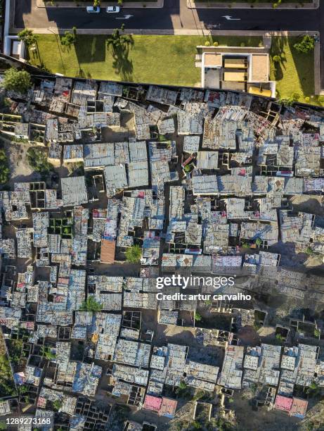 aerial view of inequality. wealthy housing along side slums in luanda, angola - asymétrique photos et images de collection