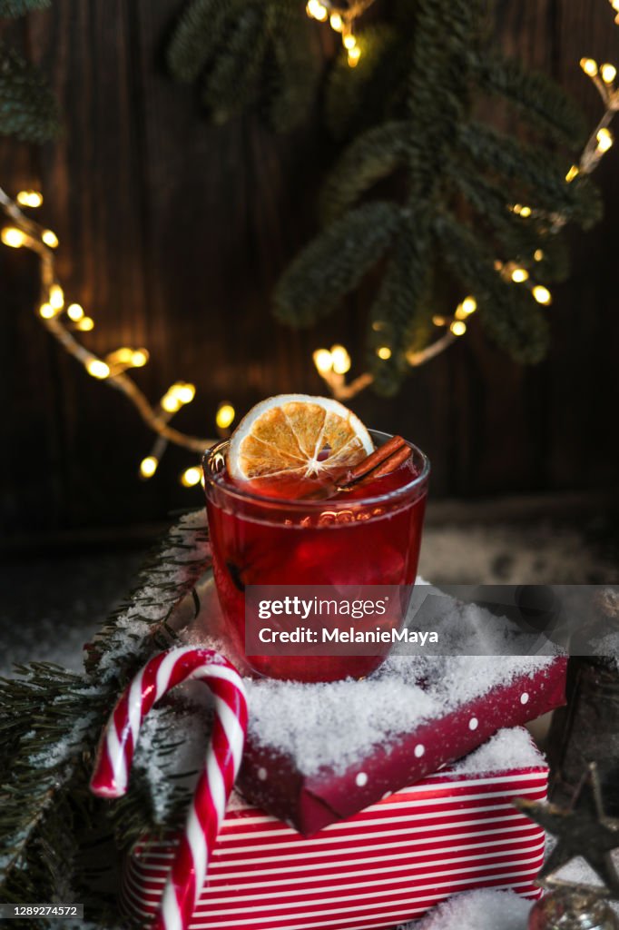 クリスマスマーケットの雪のシーンで赤いクリスマスカクテル熟成ワイン