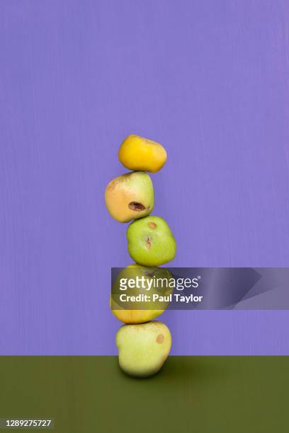 imperfect apples in stack - feio imagens e fotografias de stock