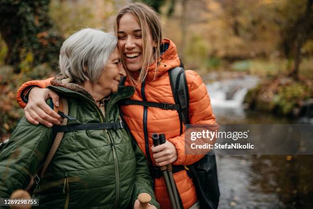 relájate y respira hondo - abuelos fotografías e imágenes de stock