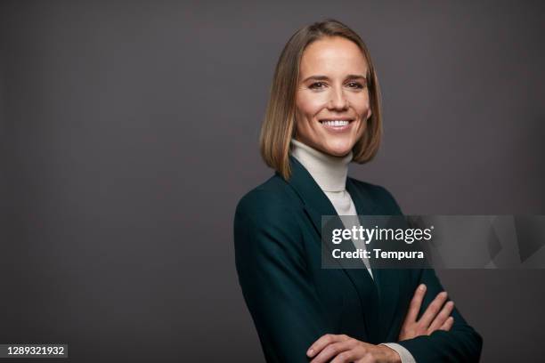 side view of a beautiful businesswoman in a suit. - imagem a cores imagens e fotografias de stock