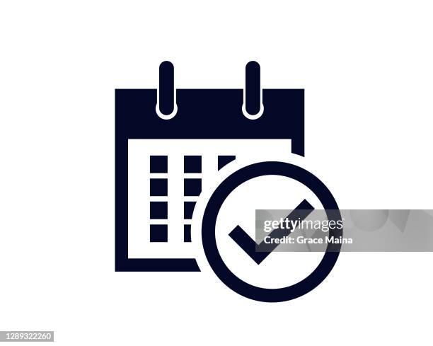 kalender mit tagen des monats mit einer häkchen-scheck-erinnerung in einem kreis - eine reservierung vornehmen stock-grafiken, -clipart, -cartoons und -symbole