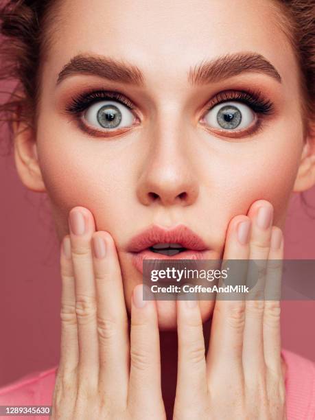 mujer sorprendida con maquillaje hermoso - pink lips fotografías e imágenes de stock