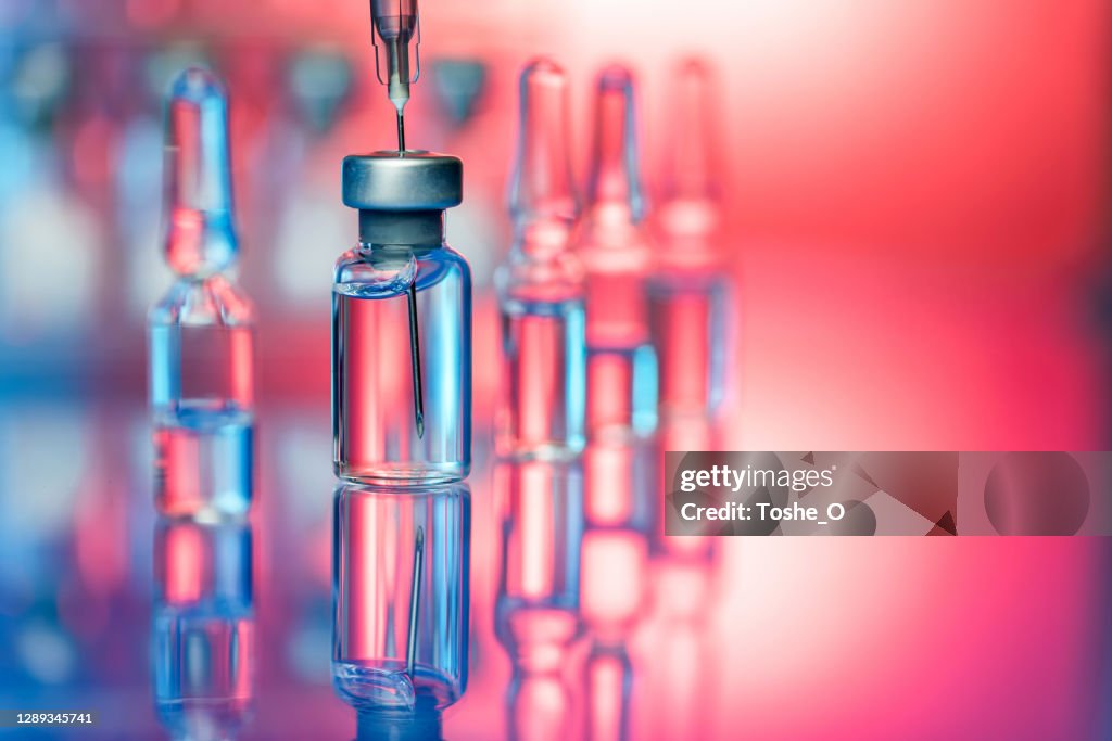 Vaccin in laboratorium - griepprik en Covid-19 vaccinatie