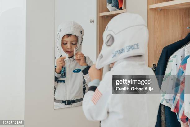 ragazzo che indossa un costume da astronauta - costume foto e immagini stock