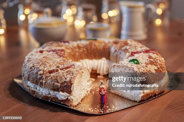 spanish epiphany cake, roscón de reyes - reyes de españa stock pictures, royalty-free photos & images