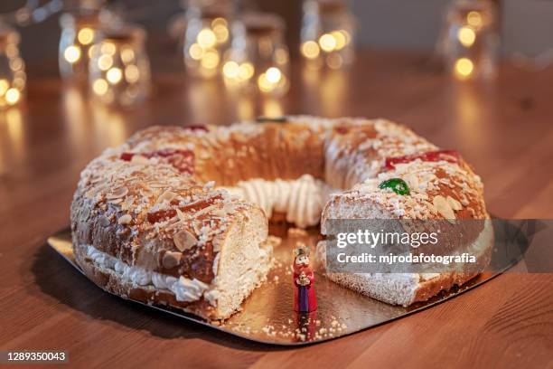 spanish epiphany cake, roscón de reyes - los tres reyes magos fotos fotografías e imágenes de stock