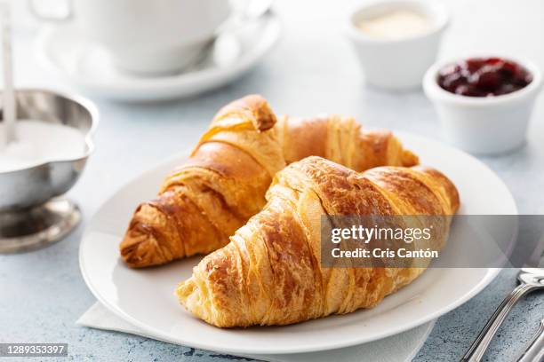 continental breakfast with coffee and croissants - croissant viennoiserie stock-fotos und bilder