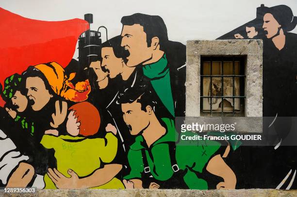 Fresque en hommage à la révolution des Oeillets qui a entraîné la chute de la dictature salazariste en 1974 sur un mur de Lisbonne le 17 mars 2010,...