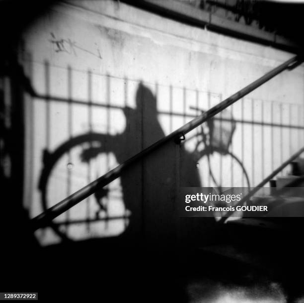 Silhouette d'un homme à bicyclette sur le mur de l'escalier du parking de la gare centrale de Strasbourg, France, en septembre 2011.