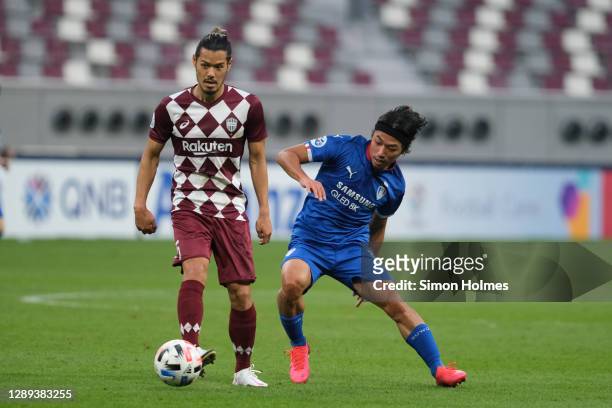 Ko Seung-Beom of Suwon BlueWings tries to get close to Hotaru Yamaguchi during the AFC Champions League Group G match between Vissel Kobe and Suwon...
