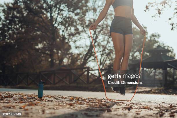 esportista se exercita com pular cordas - skipping along - fotografias e filmes do acervo