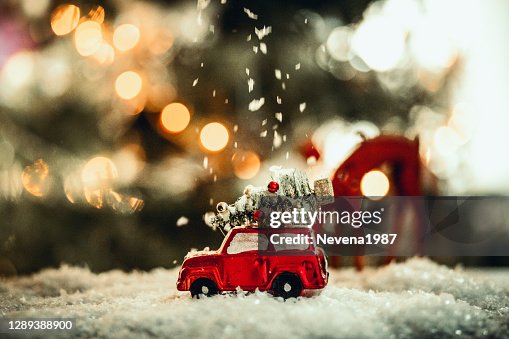 Verfraaide retro rode auto met feestelijke lichten nieuwjaar Verfraaide retro rode auto met feestelijke lichten nieuwjaar