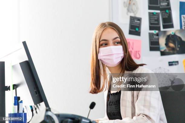 Woman Head Over Computer Screen Woman Peering Over Computer Photos and Premium High Res Pictures ...