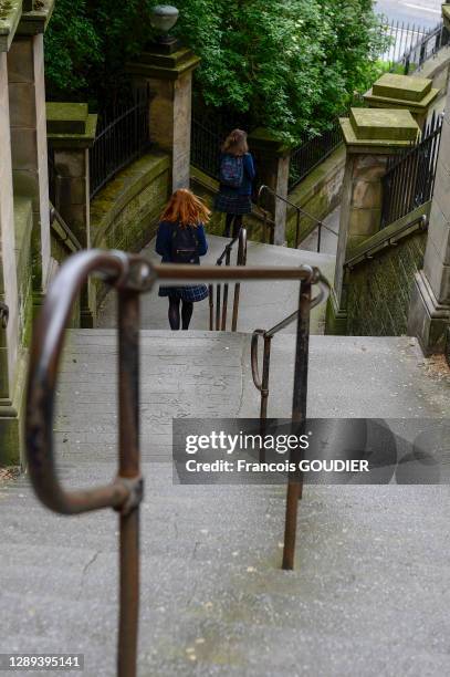 Ecolières en kilt dans l'escalier près de Market Street à Edimbourg le 01 juin 2017, Ecosse