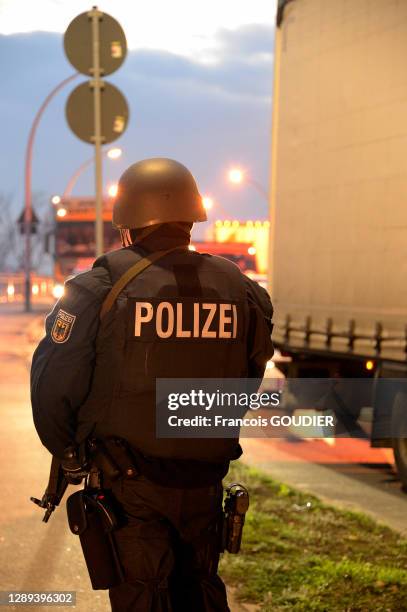 Contrôles par la police allemande de chaque véhicule dans le sens France-Allemagne à Kehl ainsi que sur toute la frontière du Bade-Wurtemberg pour...