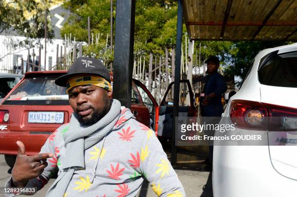Homme près du parking du site d'Orlando Towers à Soweto le 29 juin 2018, Afrique du Sud