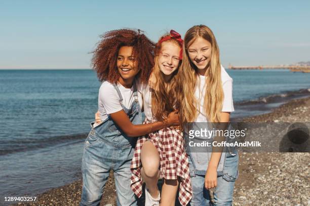 glückliche teenager-mädchen im urlaub - 3 teenagers stock-fotos und bilder