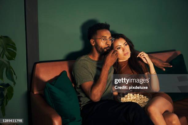 profiter d’une date de film à la maison - couple watching tv photos et images de collection