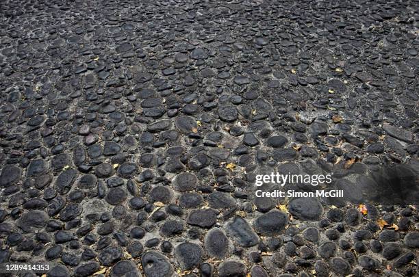 cobblestone street - uneben stock-fotos und bilder