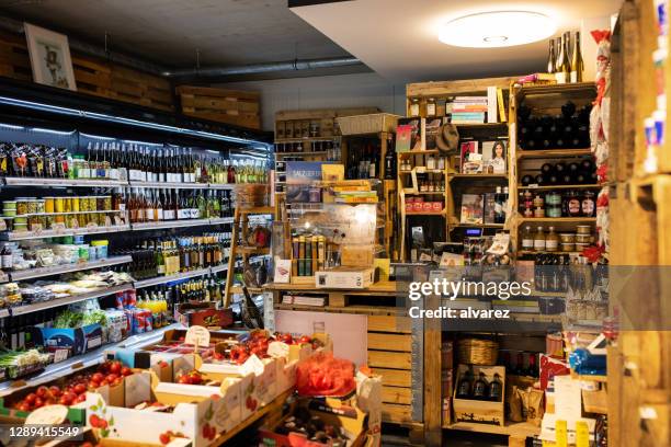 interieur van supermarkt tijdens covid-19 uitbraak - deli counter stockfoto's en -beelden