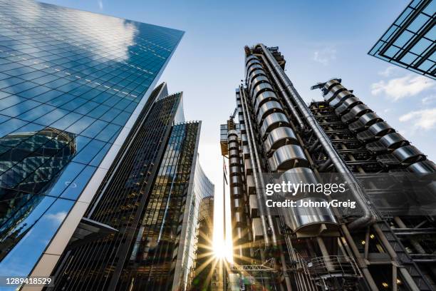 stahl- und glasfassaden der londoner architektur - lloyds of london stock-fotos und bilder
