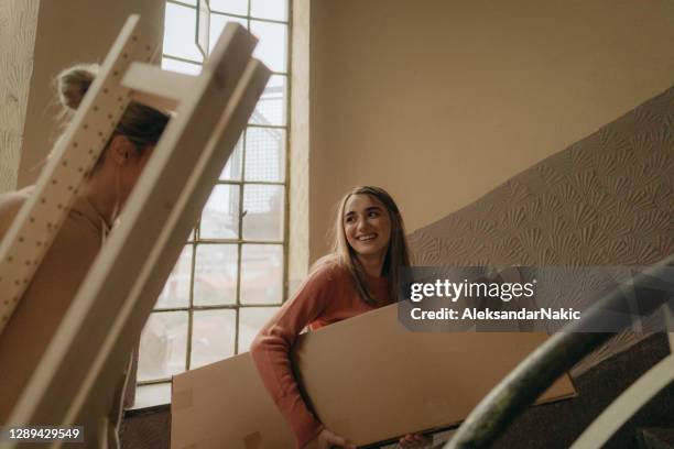 mitbewohner ziehen in eine neue wohnung - schleppe kleidung stock-fotos und bilder