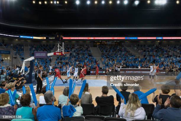 joueurs de basket-ball jouant dans le court - match basket photos et images de collection