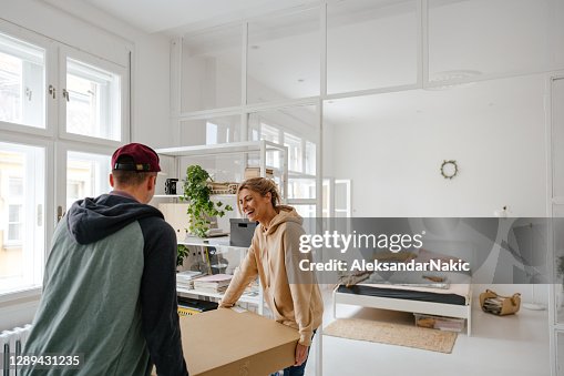 Jong paar dat zich in een nieuw flat bewogen Jong paar dat zich in een nieuw flat bewogen
