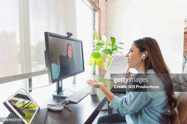 elementaire student gesprekken met leraar tijdens virtuele bijles - tutor stockfoto's en -beelden